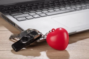 Брелок-антистрес LOVE - червоний