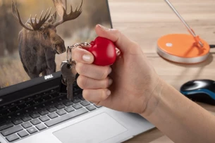 Брелок-антистрес LOVE - червоний